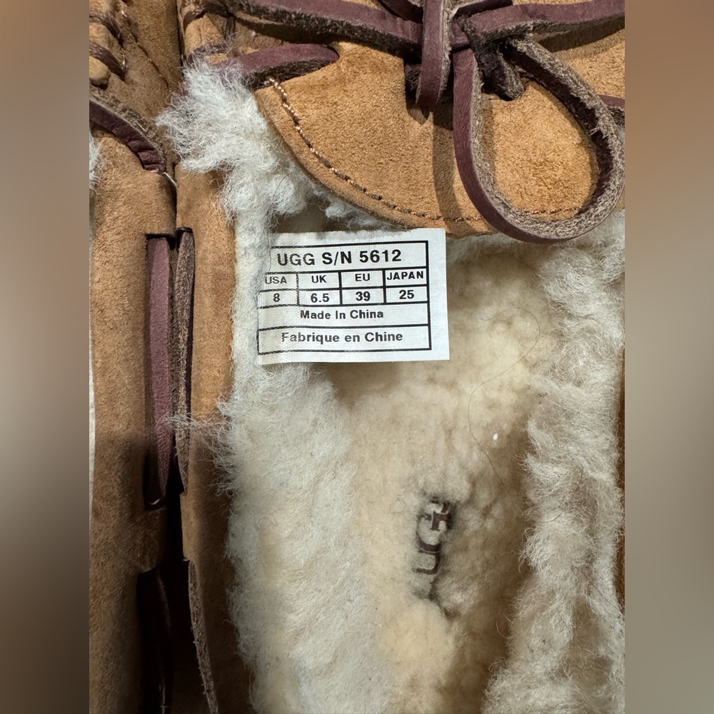 Used like new Ugg Dakota Slippers. - Picture 6 of 6